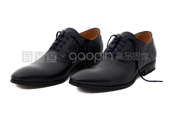 白色背景下的黑色人造皮鞋 男性時尚的鞋類配件新選擇